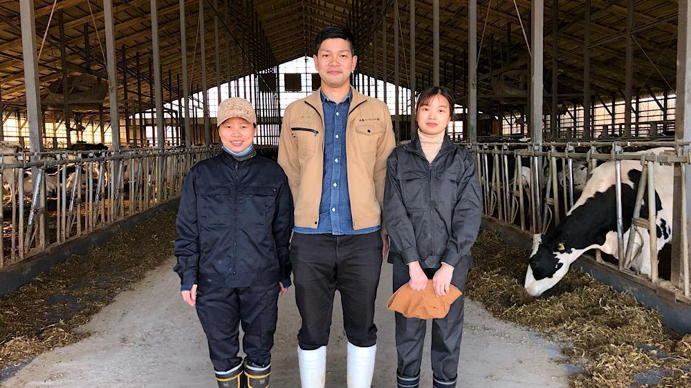 札幌エージェントの土居祐介社長（中央）と、酪農法人に派遣されたベトナム女性2人
