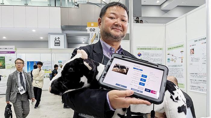 体尺測定アプリを紹介する杉野利久教授