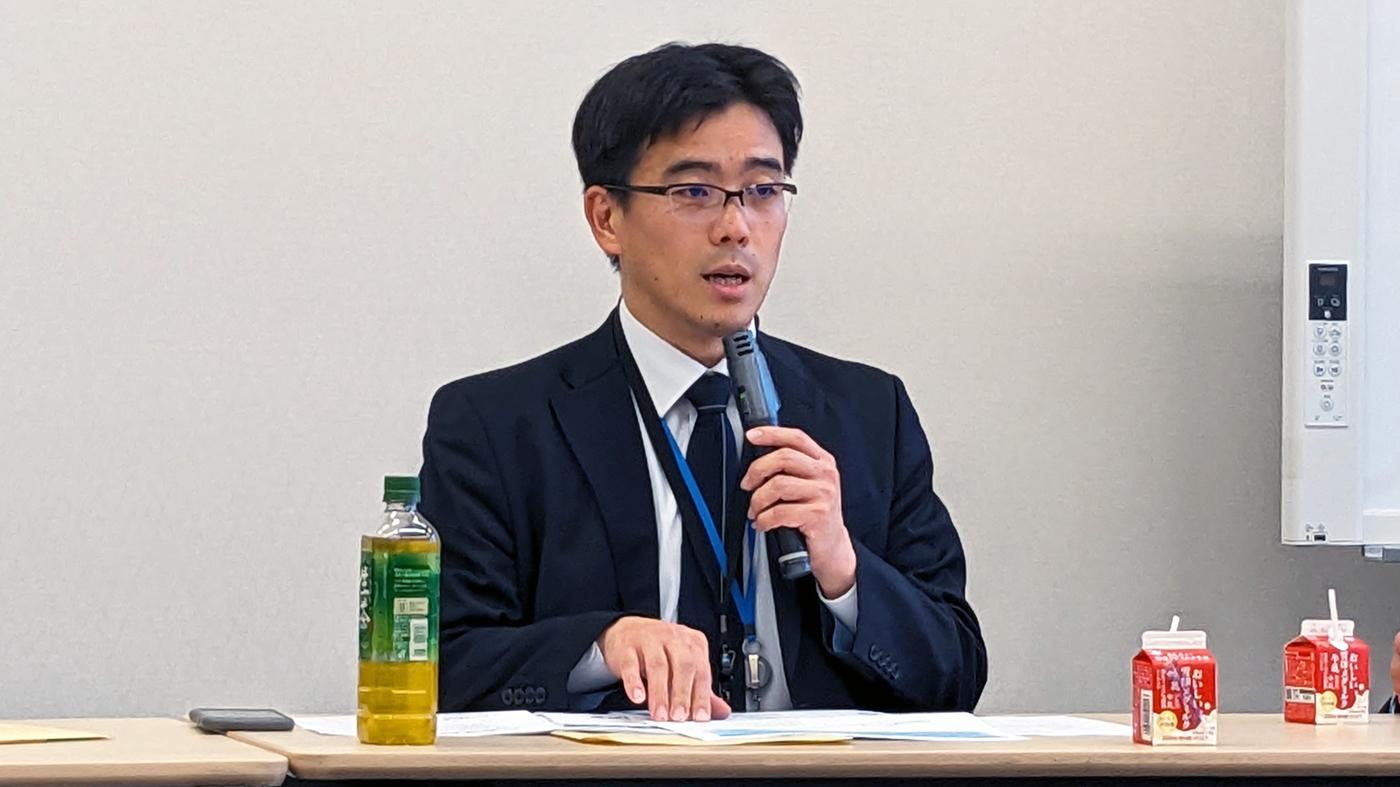 講演する平田生乳班長