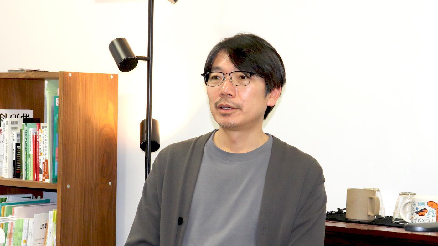 インタビューに応じる小林国之准教授