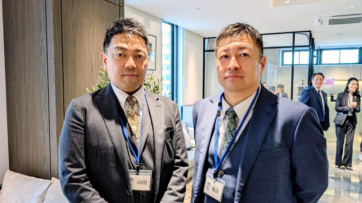 北海道彌生ＨＤの山田健蔵社長（左）と福吉雅俊副社長