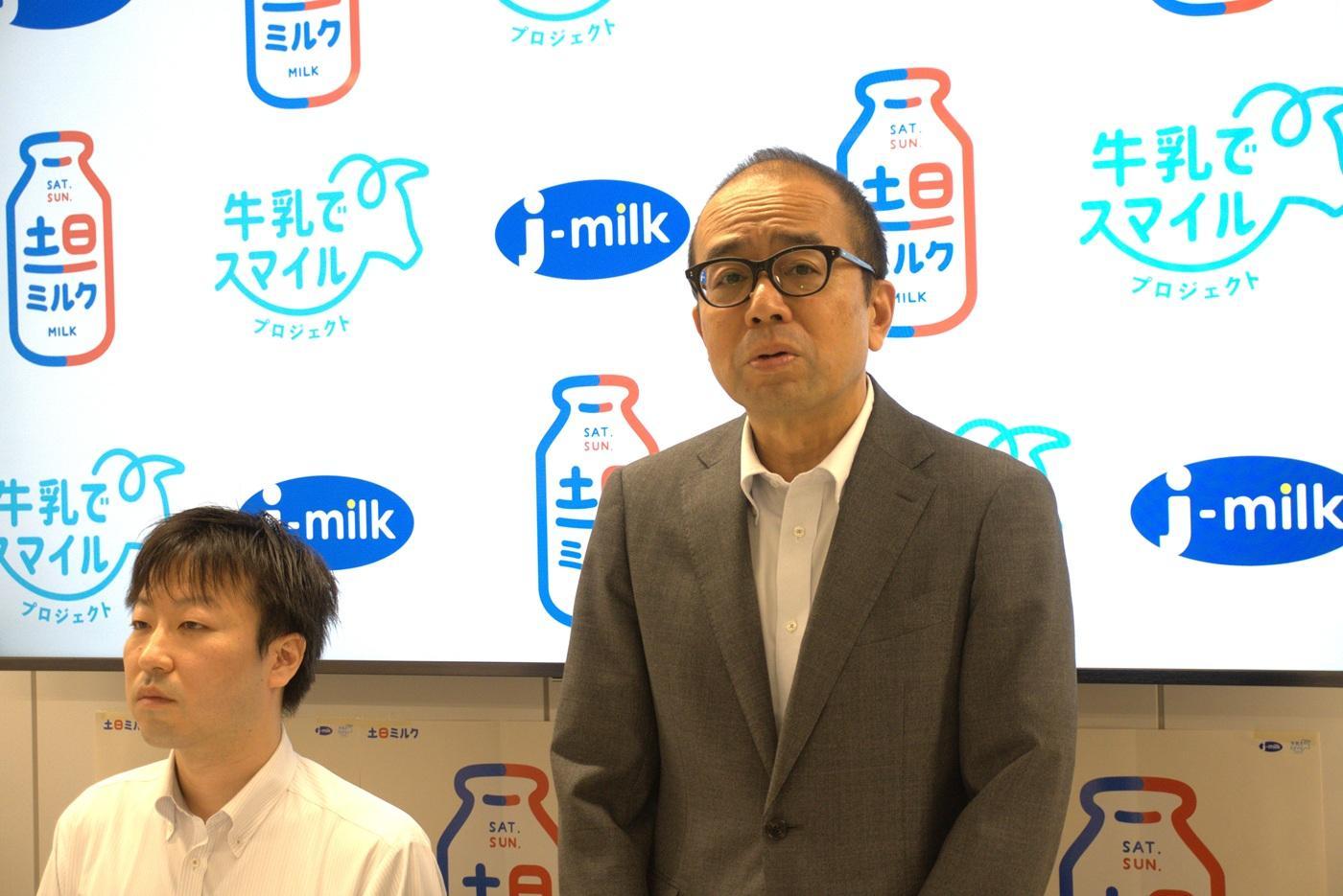 記者会見に臨む渡辺専務（右）