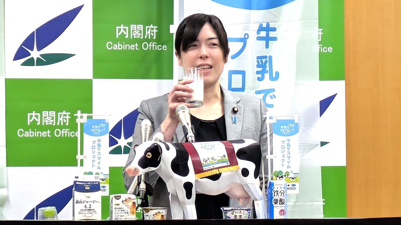 牛乳の消費拡大を呼びかける小野田紀美大臣