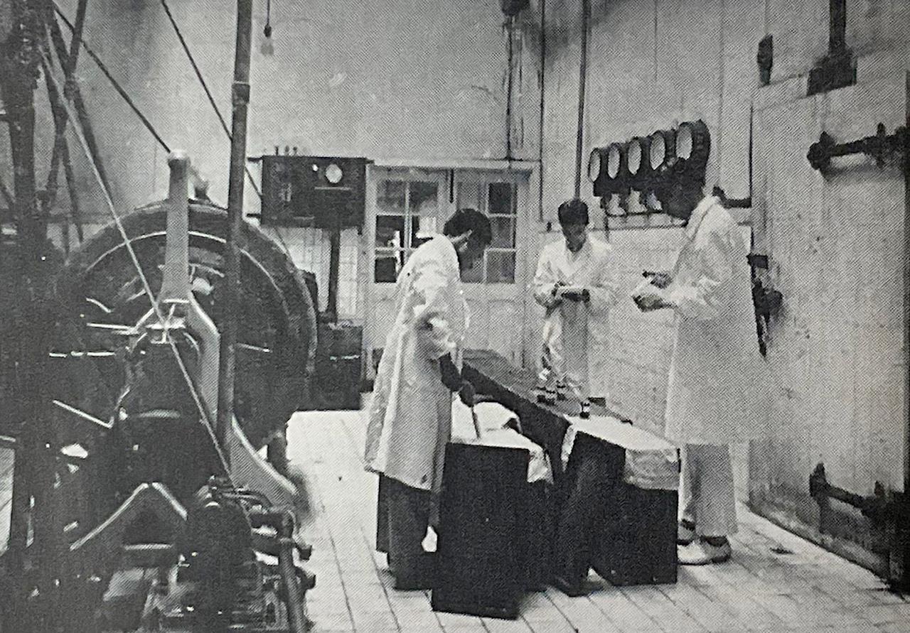 北海道牛酪検査所によるバター検査（酪農検査二十五年から、北海道酪農検定検査協会蔵）