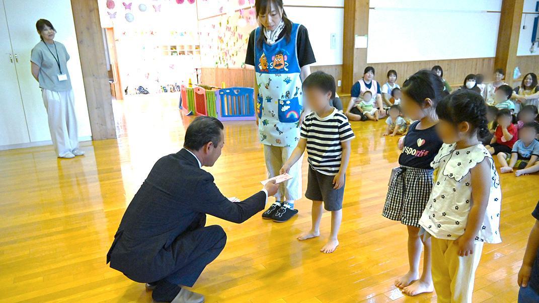 1日には近藤伸十勝支店長が足寄町の園児らに牛乳券を手渡した（写真は北海道オリオン提供。一部加工）