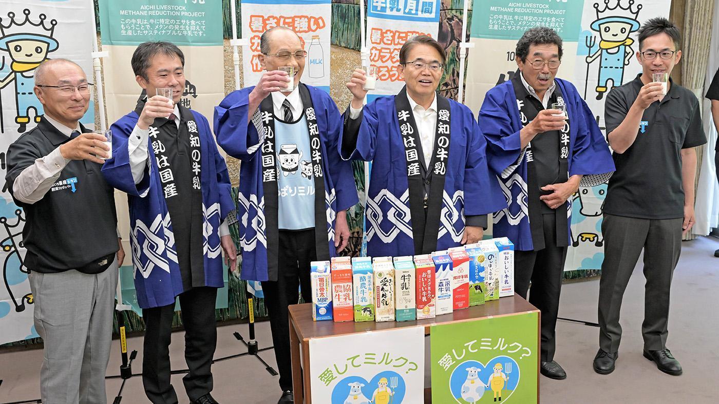 メタン削減牛乳で乾杯する関係者。左から三浦和雄、中村晃一郎、荻野誠、大村秀章、鈴木康弘、近藤貴幹の各氏