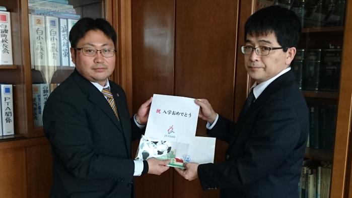 マスクセットを贈呈する對木会長（左）と白糠小の滝川校長