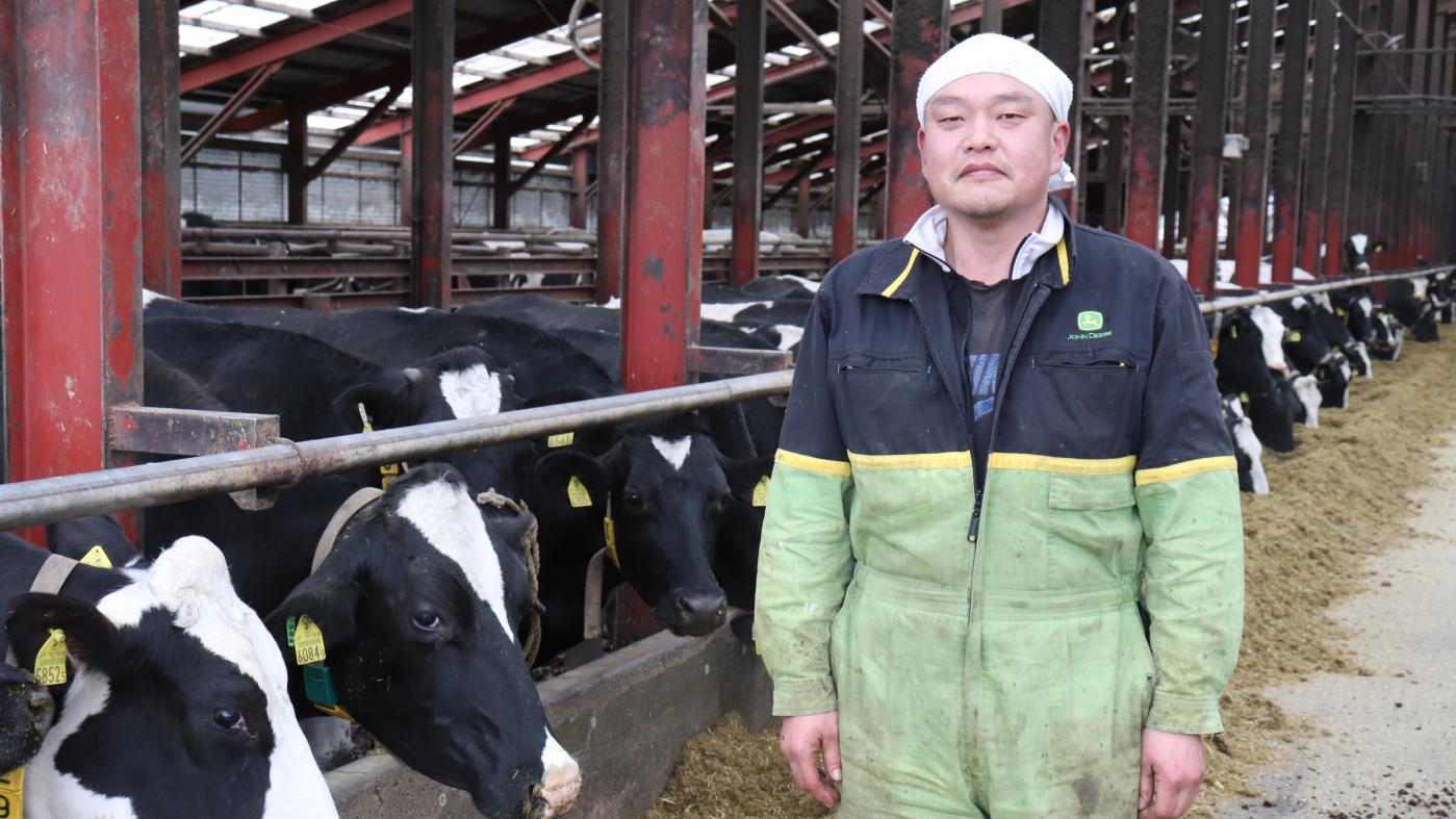 泉谷哲人さん。泉谷牧場ではアウトソーシングを徹底、搾乳作業に特化する経営を推し進めてきた