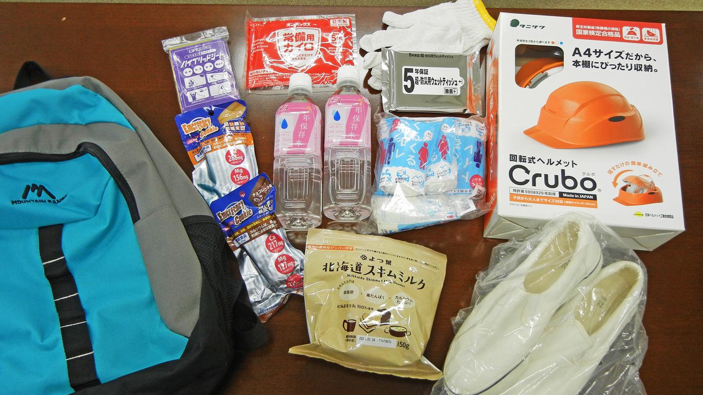 よつ葉の社員用防災リュックの中身。新たにスキムミルク（手前）を追加した