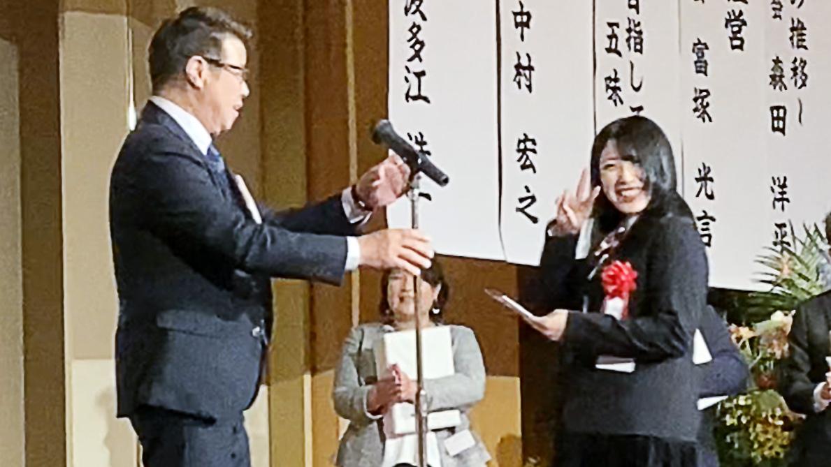 受賞を喜ぶ支倉愛美さん（右）