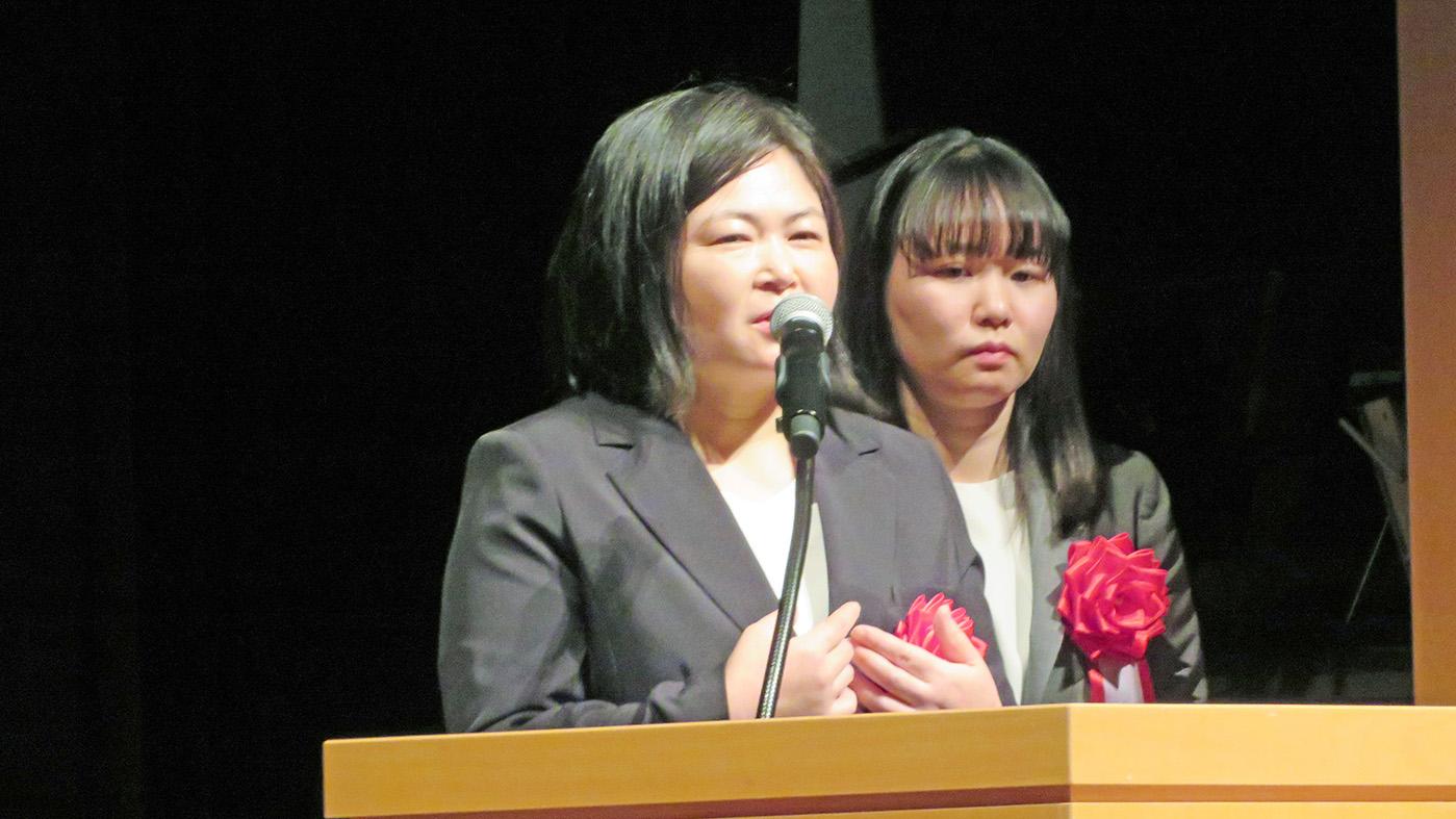 事例発表する木戸場真紀子さん（左）