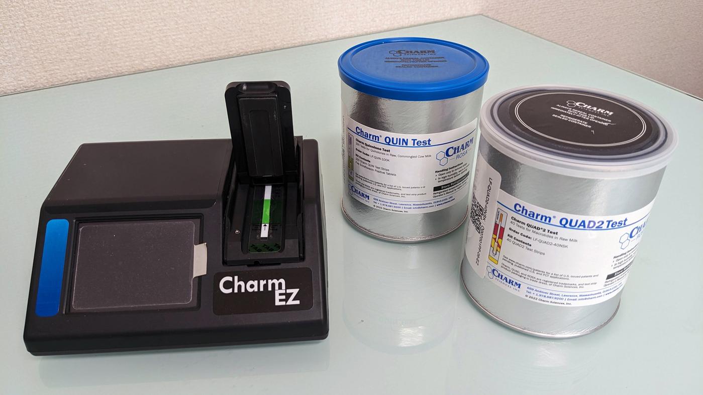 近畿の乳業各社の協力を得て導入されたチャーム社の検査機器「EZリーダー」（左）とキット