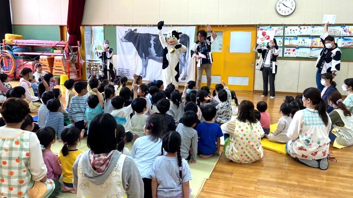 酪農家が牛や牛乳のクイズを出題