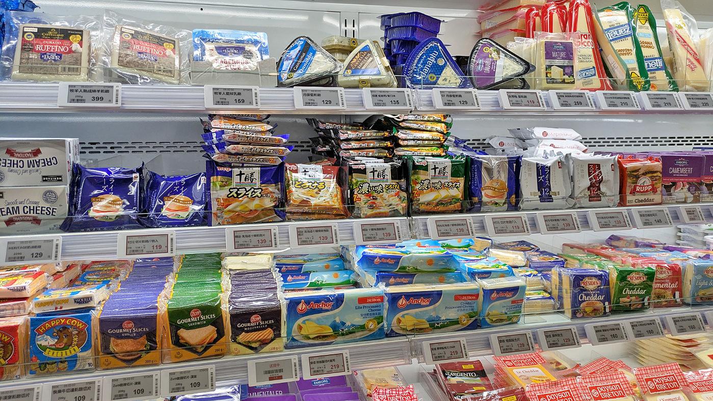 スーパーのチーズ売り場。日本の製品も並んでいるが、数量はわずか