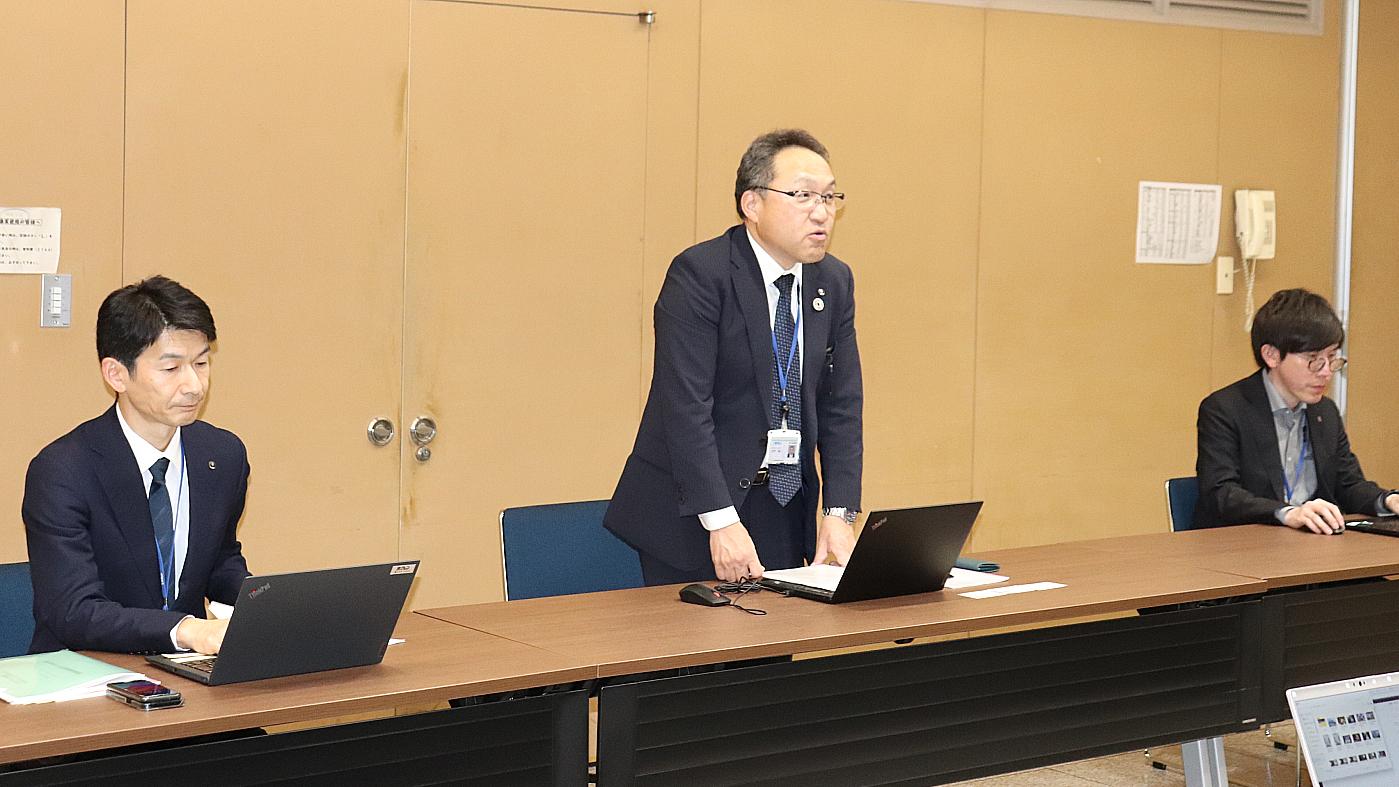 会見するホクレンの北守雄二酪農部長（中央）、大沼正宜生乳共販課長（左）、渡邊崇宏課長補佐