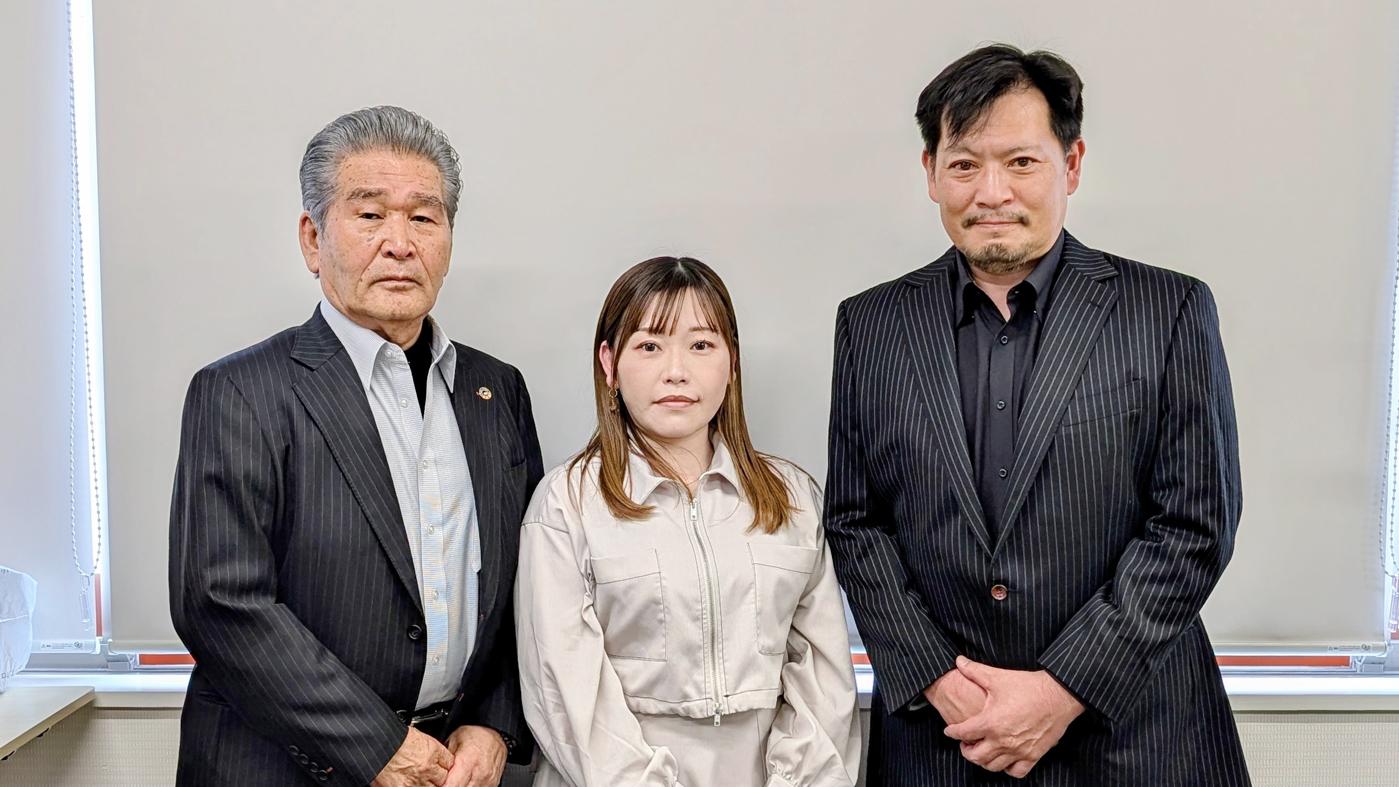 右から、やよい浜風の田村智弘代表、同社の阿部恵里香コンシェルジュ、やよい牛乳の木原廣代表