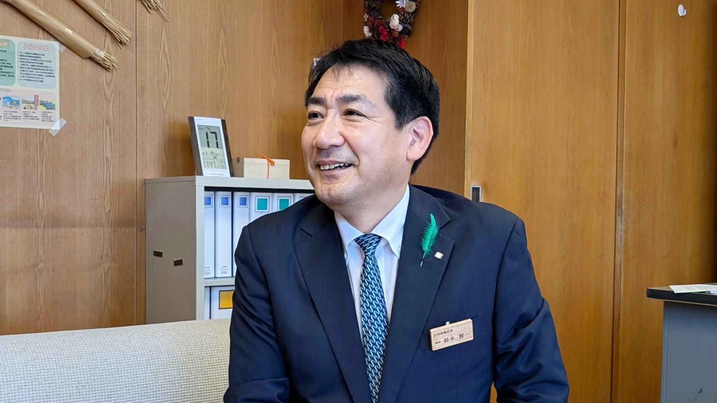 インタビューに応じる鈴木賢一北海道農政部長