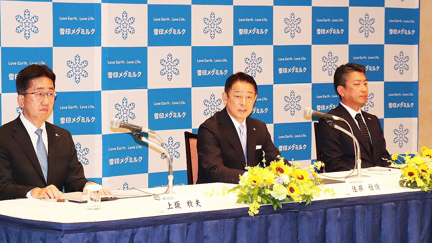 会見する佐藤雅俊社長（中央）。若林偉彦執行役員酪農部長（右）と上坂牧夫執行役員北海道支社長も同席した