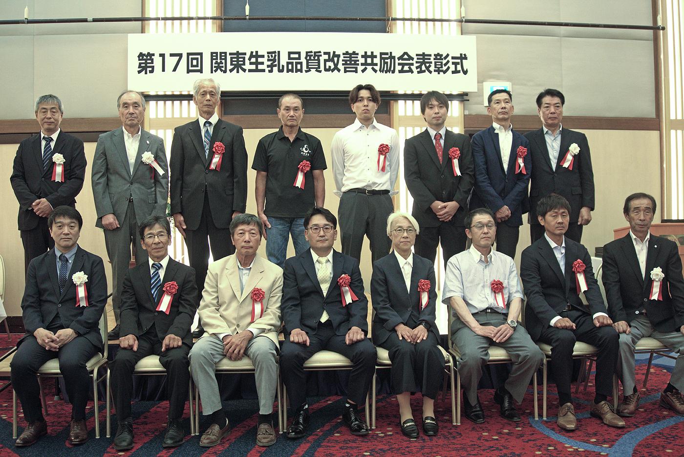 記念写真に応じる受賞者ら（前列右から4番目が前田さん）