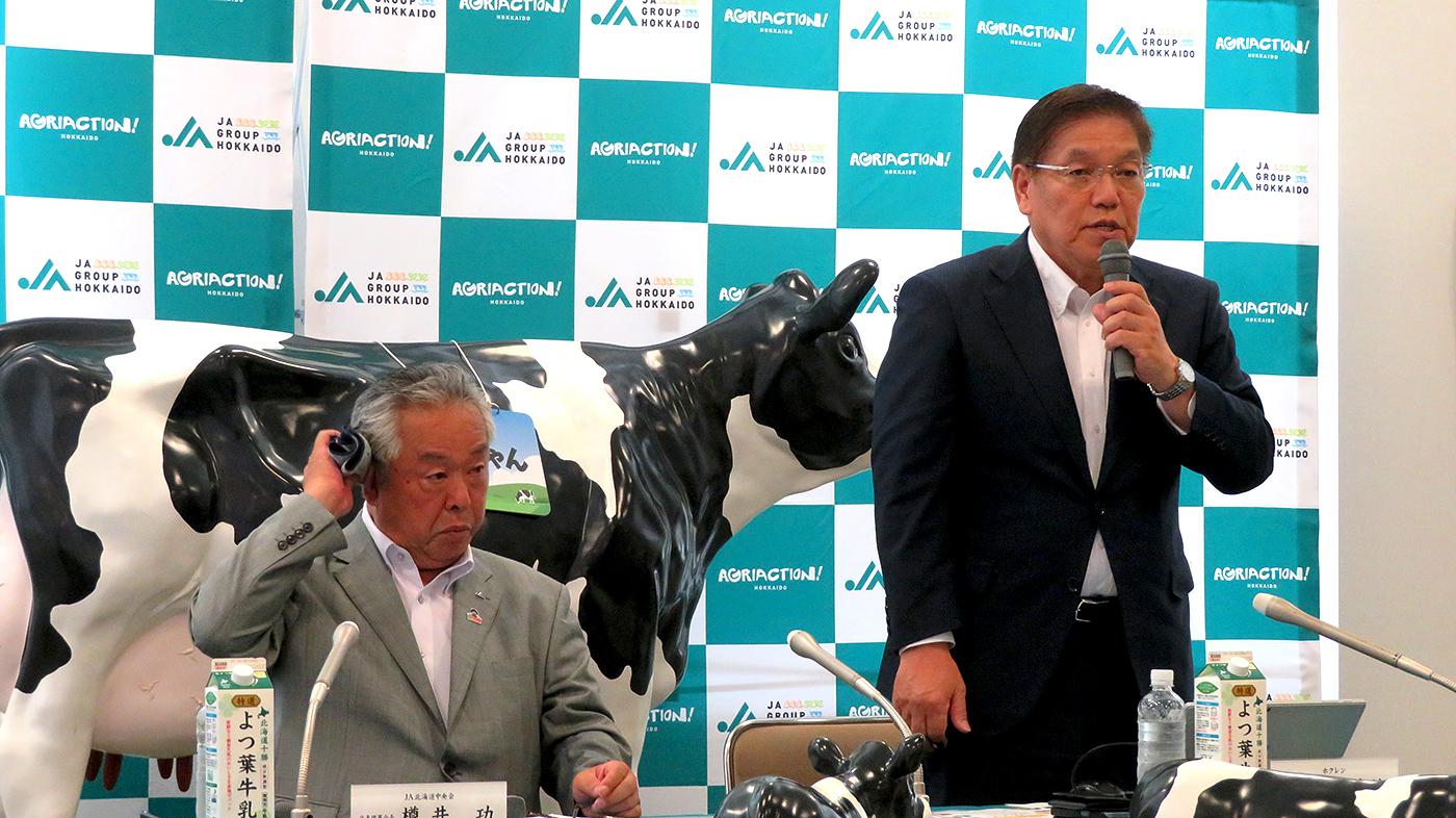 会見する篠原末治ホクレン会長（右）と樽井功北農中央会会長。この日の札幌市内の最高気温は35.3度で今年最高となった。樽井会長も汗を拭う姿を見せた