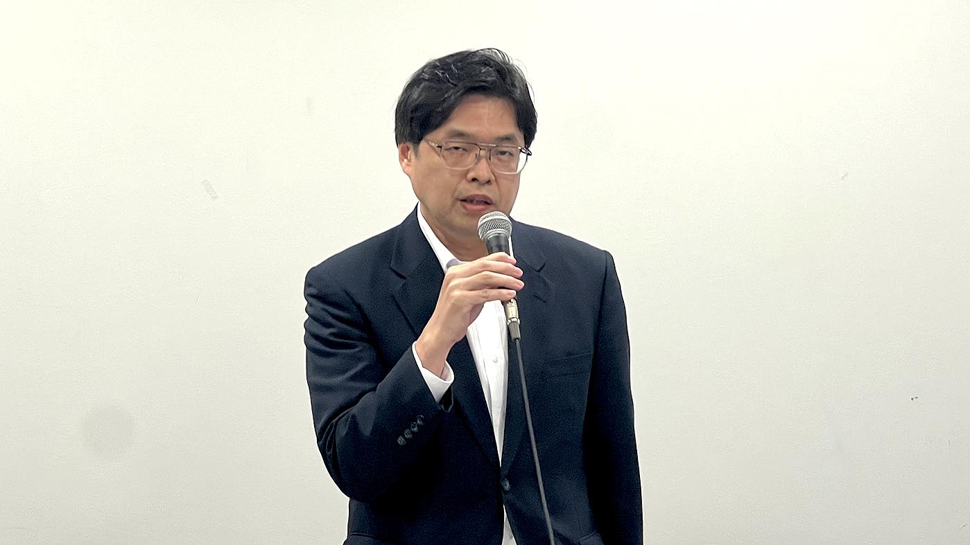 会見する常葉光郎専務