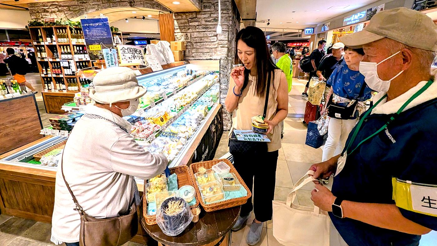 8月上旬に新千歳空港で行われた「放牧酪農乳製品フェア」。認証を受けたチーズなどが販売された