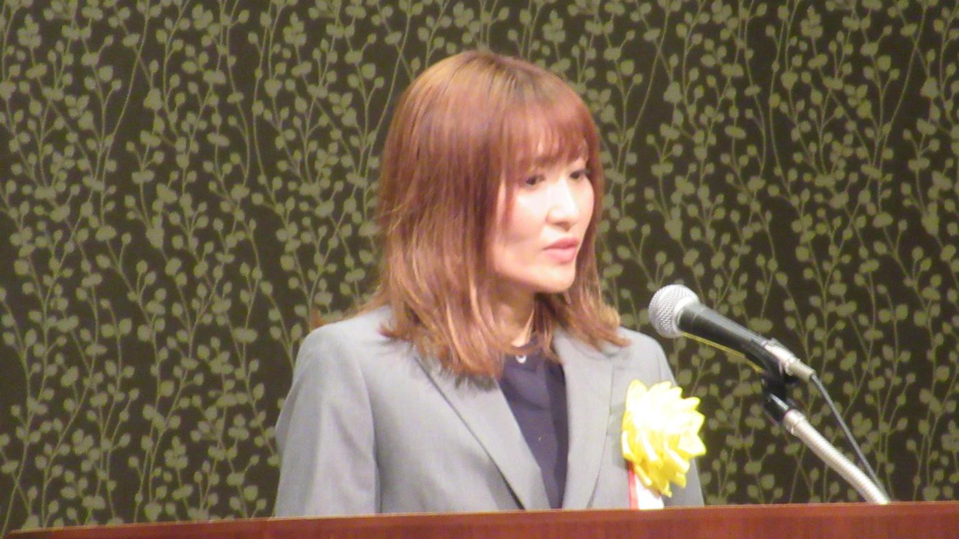 7月の酪青女大会で発表する椎谷美保さん