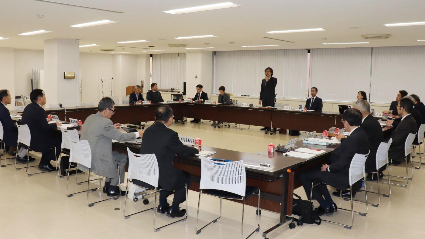 畜産部会では日向部会長ら委員（写真奥側）がそれぞれ意見表明