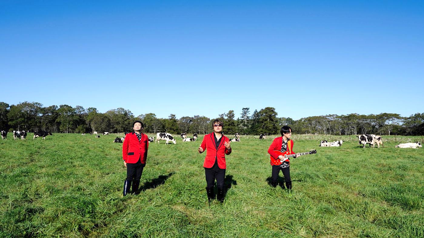 放牧地をバックに歌うMVのワンシーン