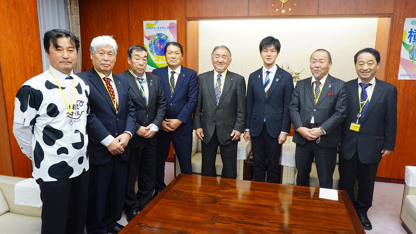 鈴木大臣（右から3番目）を訪問した柴田委員長（右から4番目）ら