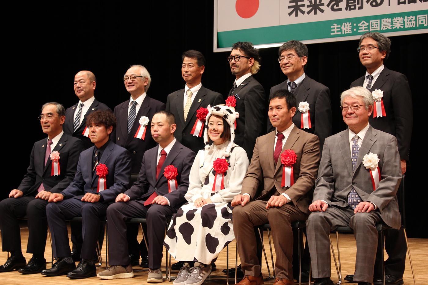 主催者らと記念撮影する発表者たち