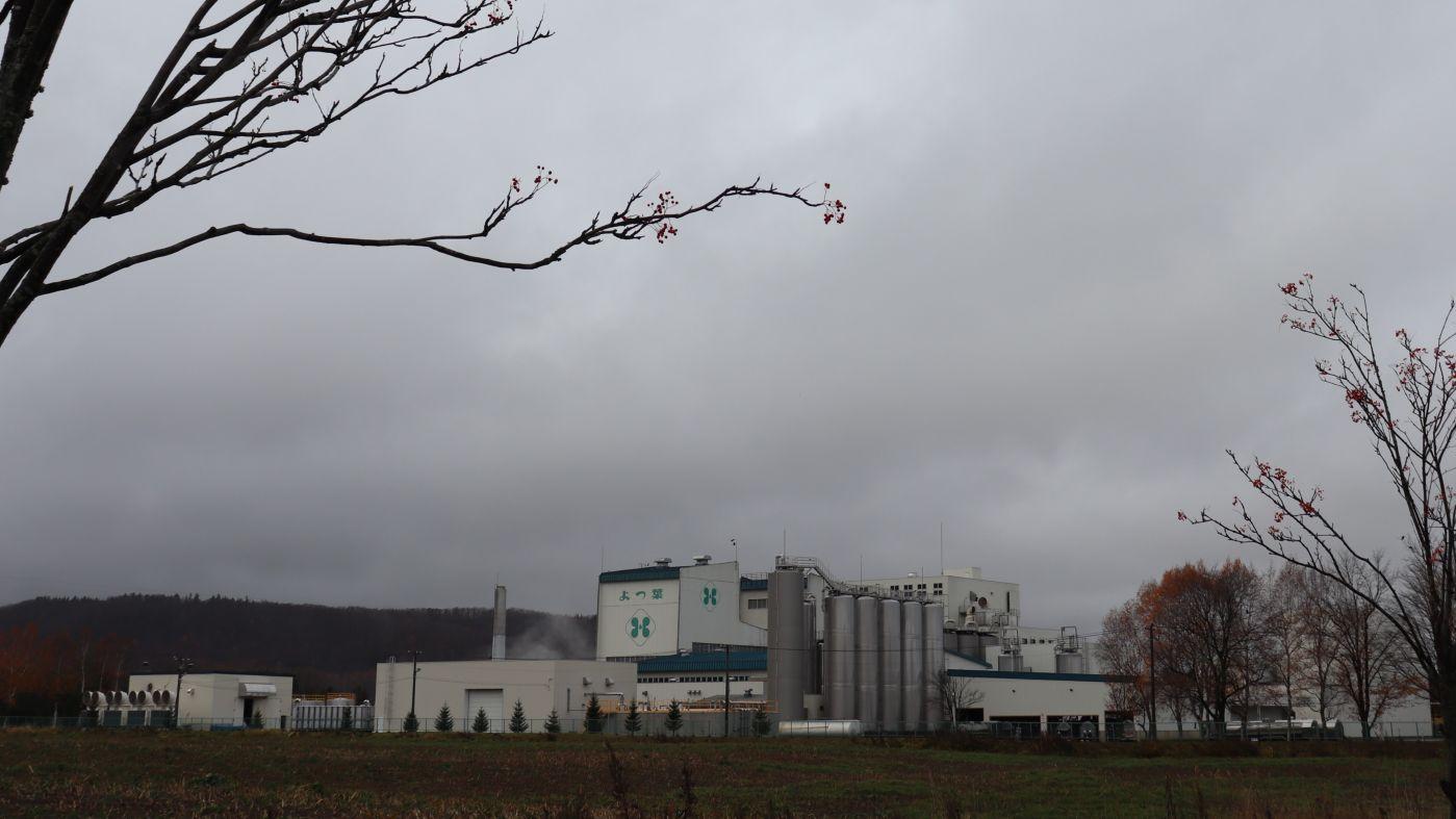 年末年始は道内乳業各社が生乳処理へフル体制を敷く（写真はよつ葉乳業オホーツク北見工場）