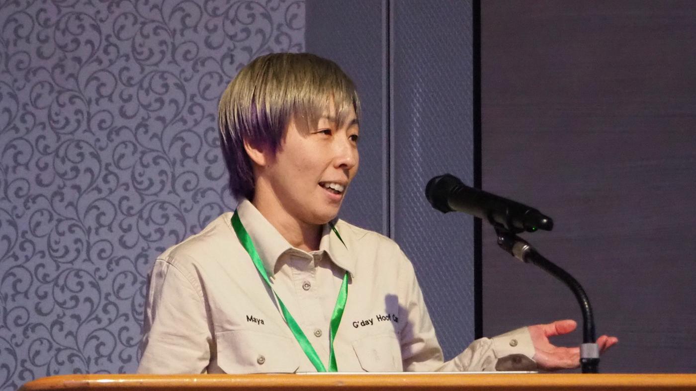 講演する佐藤麻耶代表