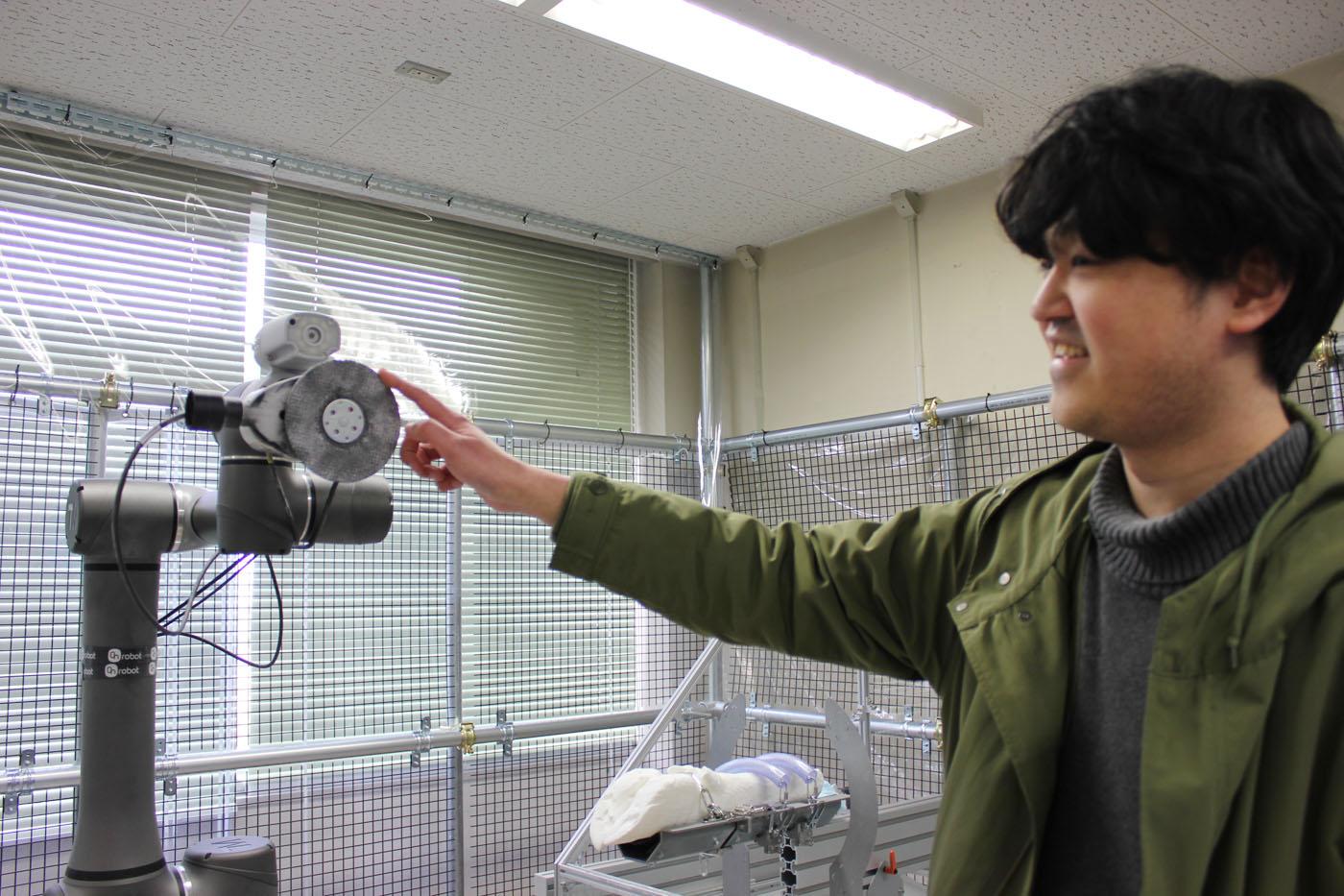 蹄の模型の前に据えられたロボットアーム