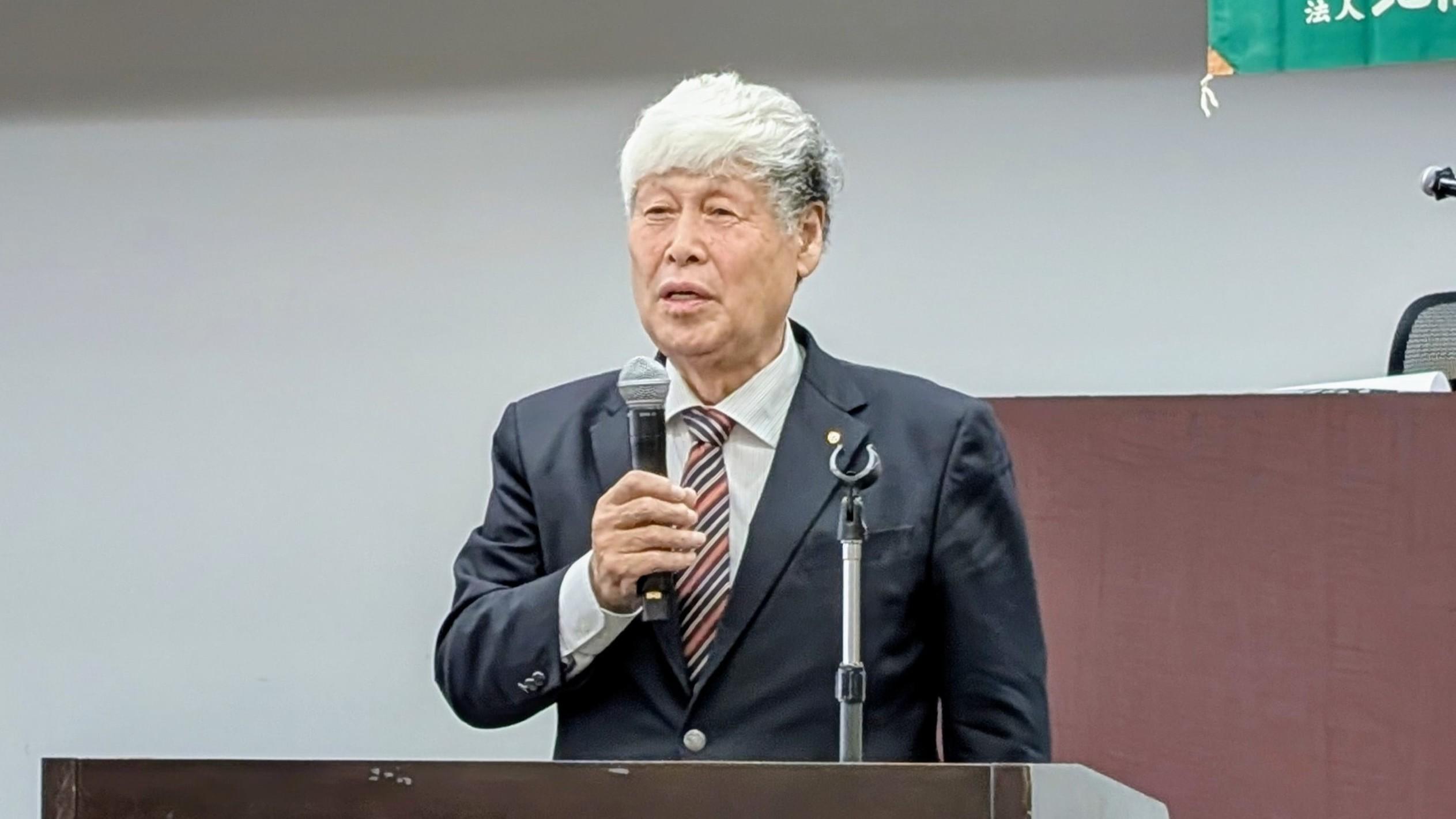 定期総会で挨拶する佐藤哲会長