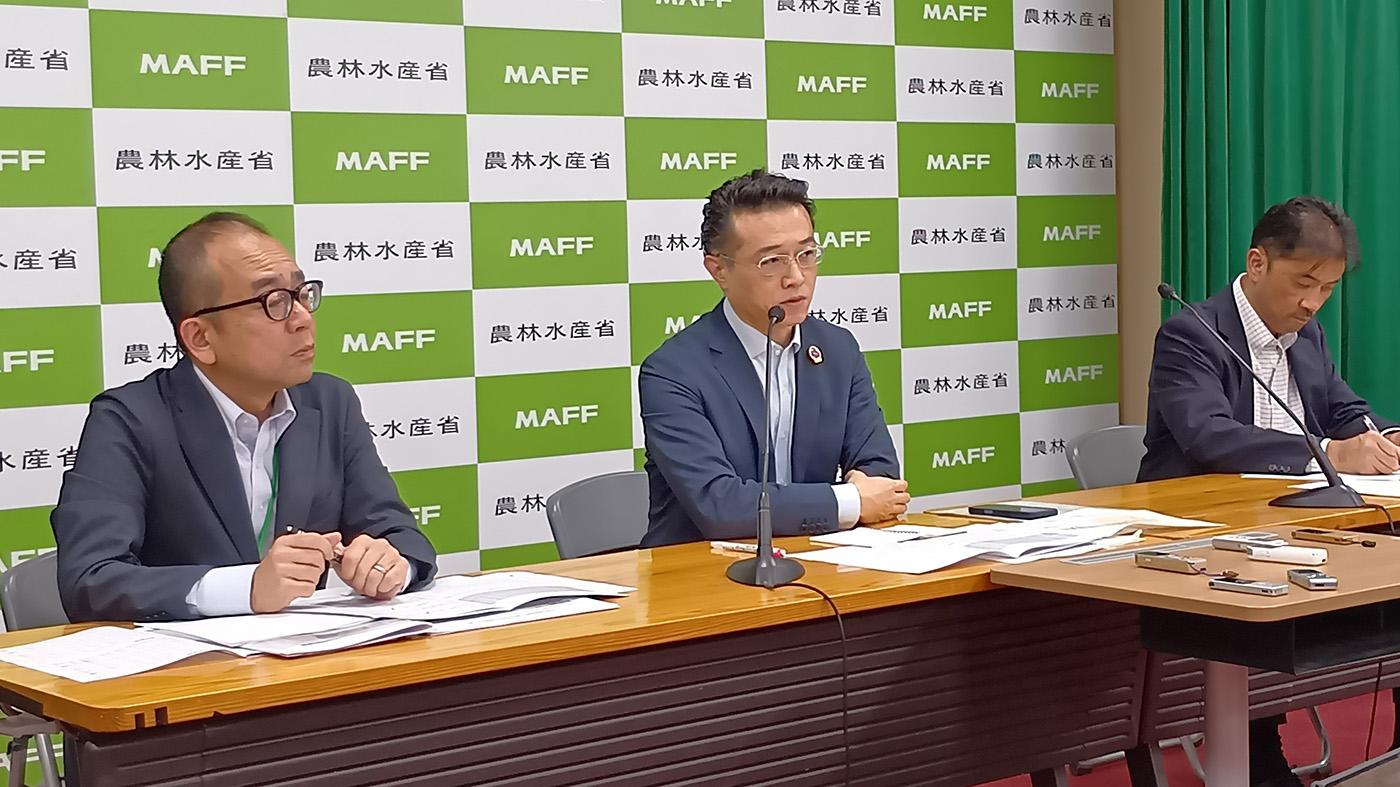 5日に開かれた需給見通しの会見。左から渡辺裕一郎Jミルク専務、須永新平・農水省牛乳乳製品課長、 中野貴史・農畜産業振興機構酪農乳業部長