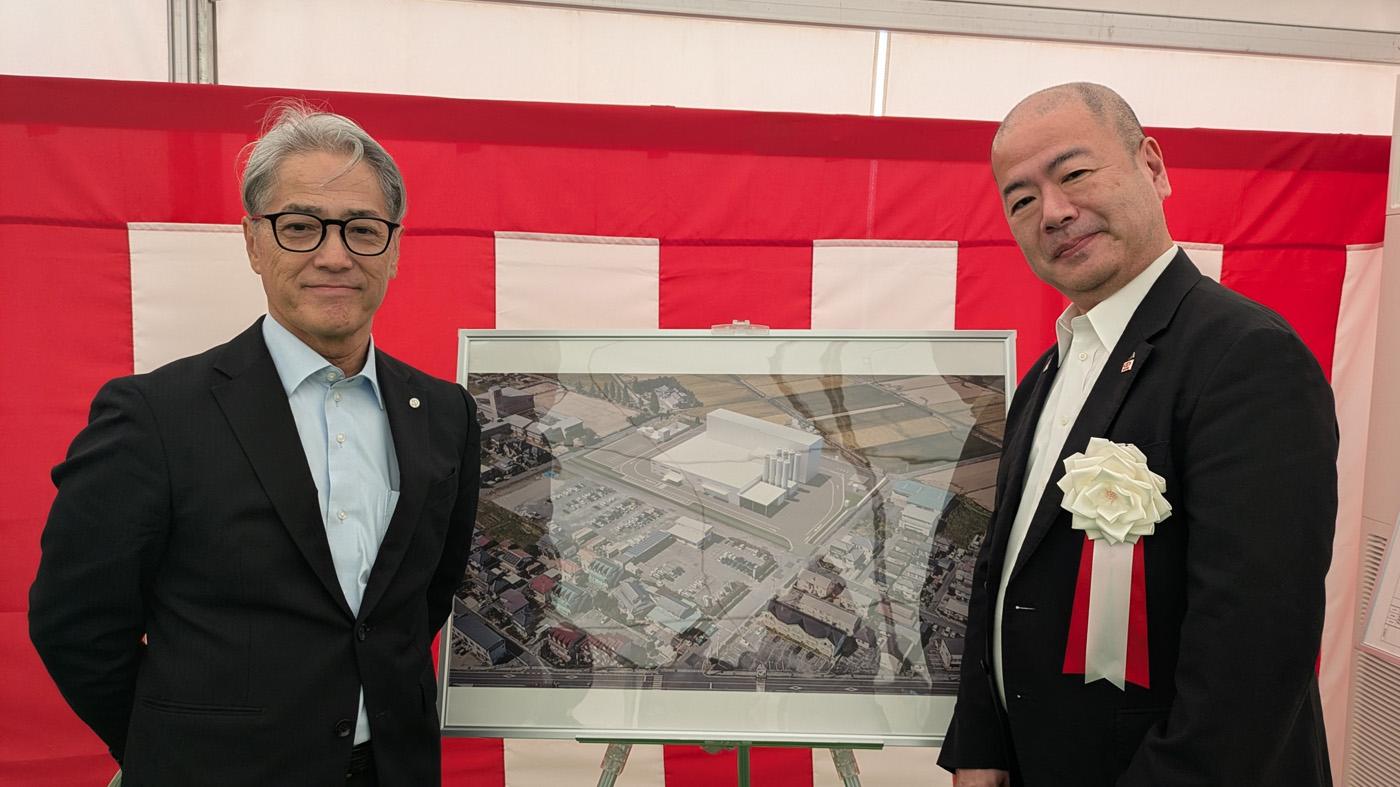 新工場完成イメージ図の前で、らくのう乳業の佐藤弘会長(左)と服部岳社長