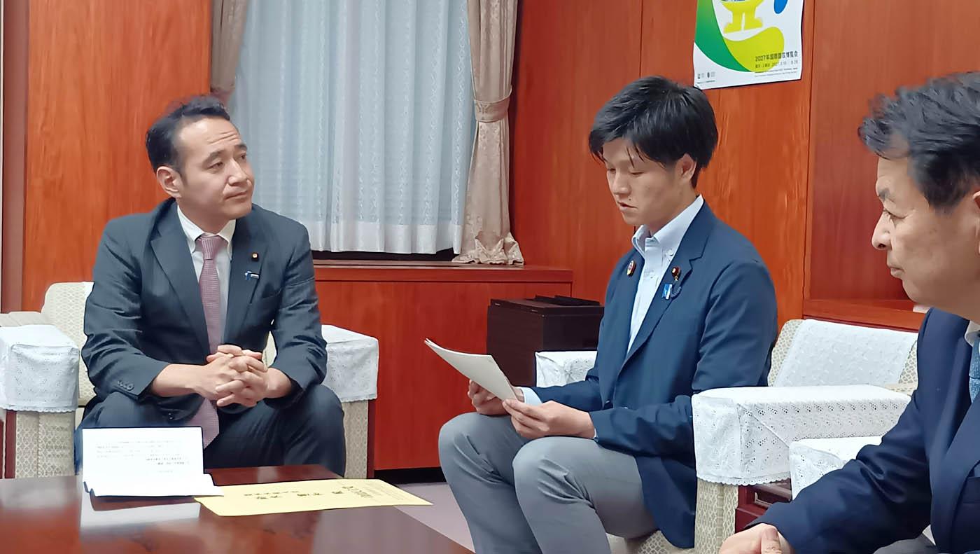 （左から）要請を行う簗和生委員長、鈴木憲和農水大臣、宮下一郎総合農林政策調査会長