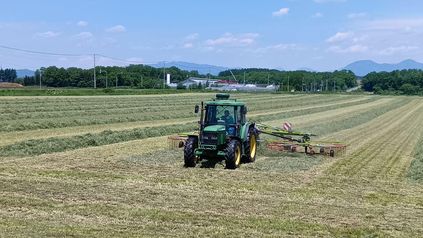 牧草刈り取り作業の様子（鹿追町農協提供）