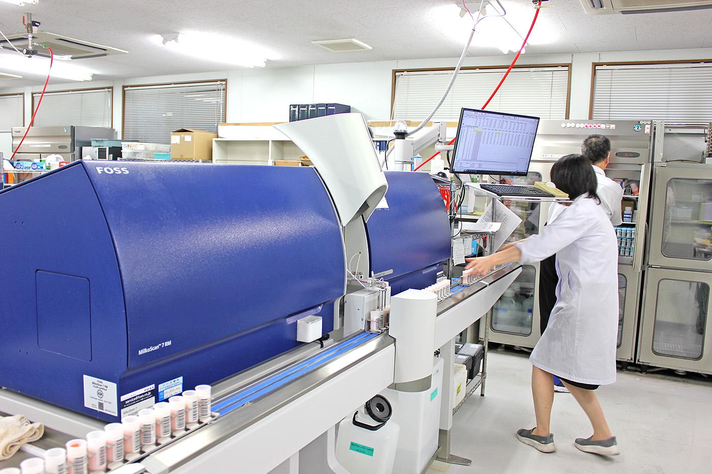 揺れで数センチ動いた乳成分測定器。物流の乱れで29日は検体が入ってこなかった（九販連の生乳検査所で同日撮影）