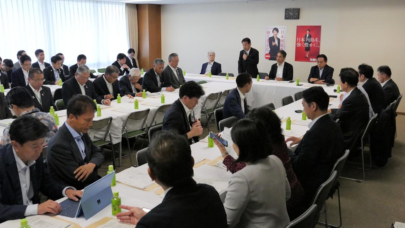 挨拶する宮下一郎・総合農林政策調査会長（奥列右から3人目）