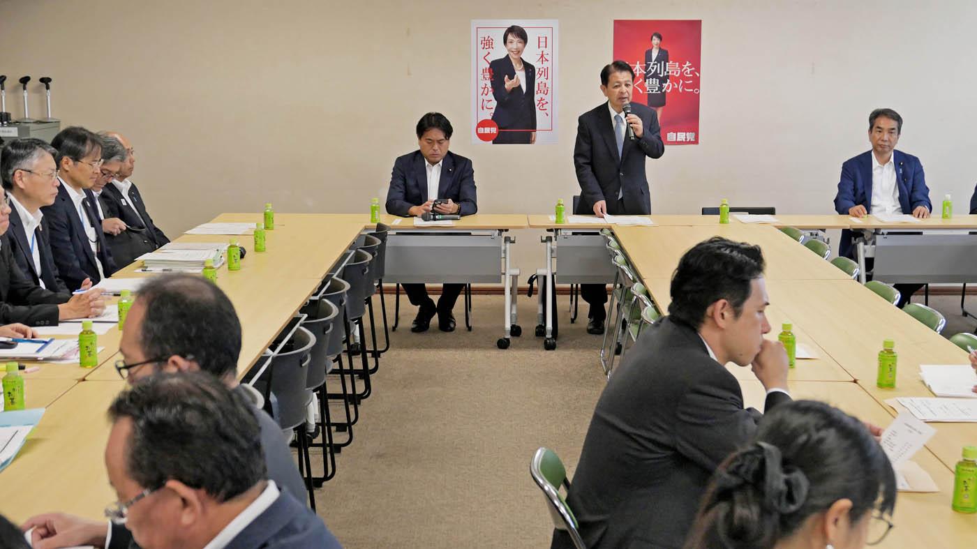 挨拶する総合農林政策調査会の宮下一郎会長（奥列右から2人目）