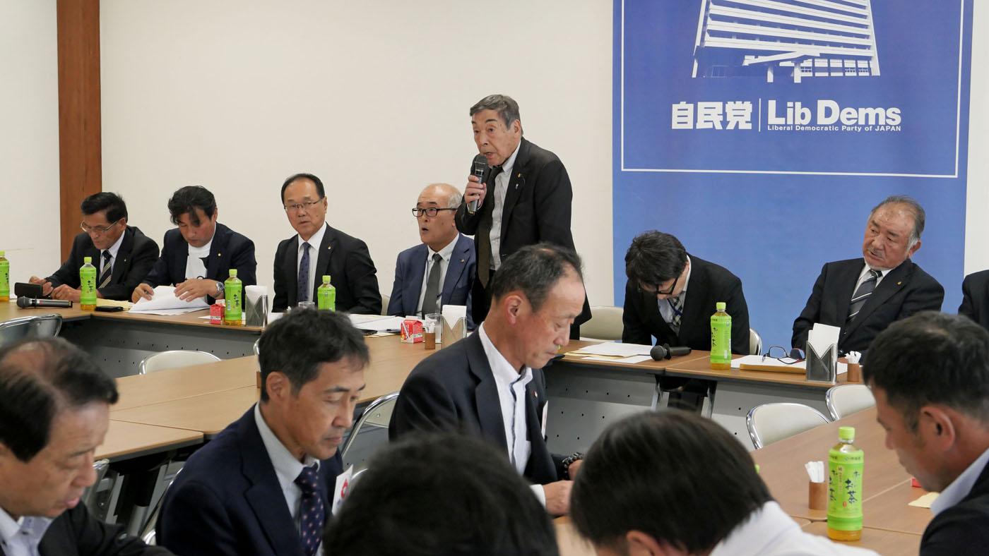 挨拶する臼井勉委員長
