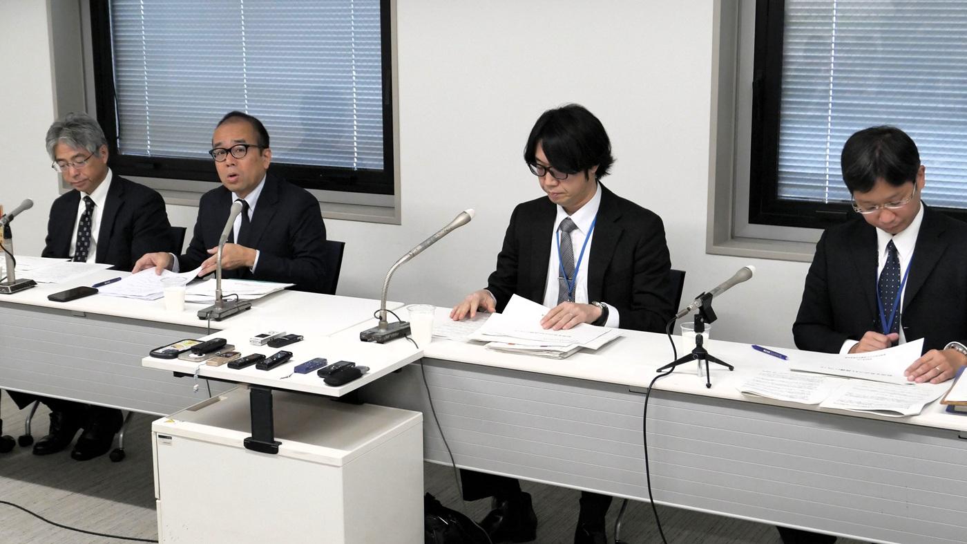 飲用牛乳のコスト指標を説明する渡辺裕一郎代表（左から2人目）ら